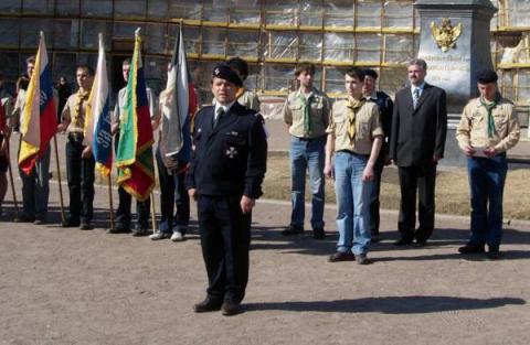 Старший Скаутмастер принимает парад