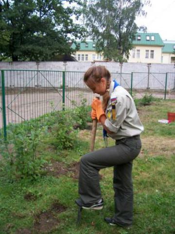Девушка с лопатой