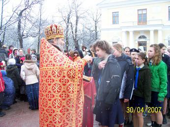 Батюшка благословляет